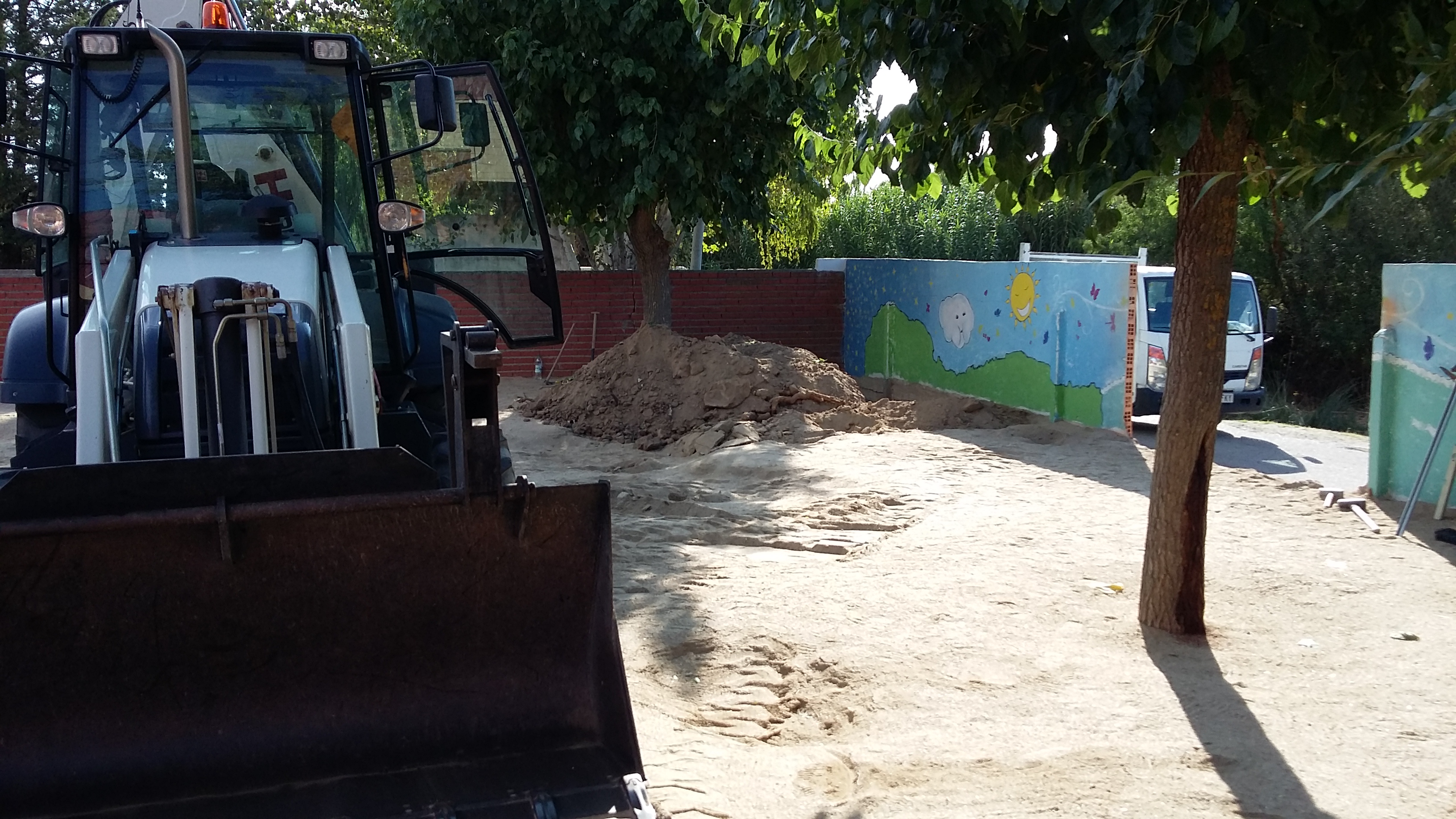 Obras en el arenero infantil del colegio